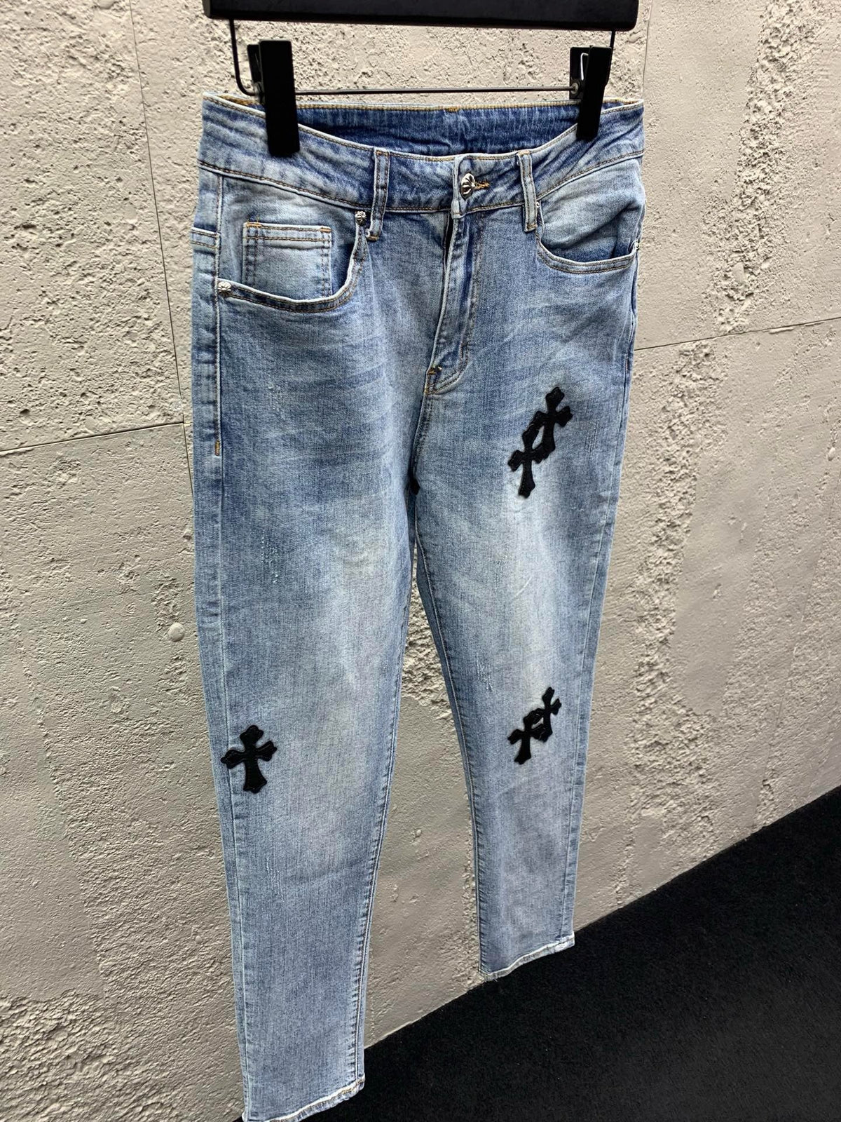 Blaue Jeans mit Kreuz-Flicken, gerade geschnitten – Herren