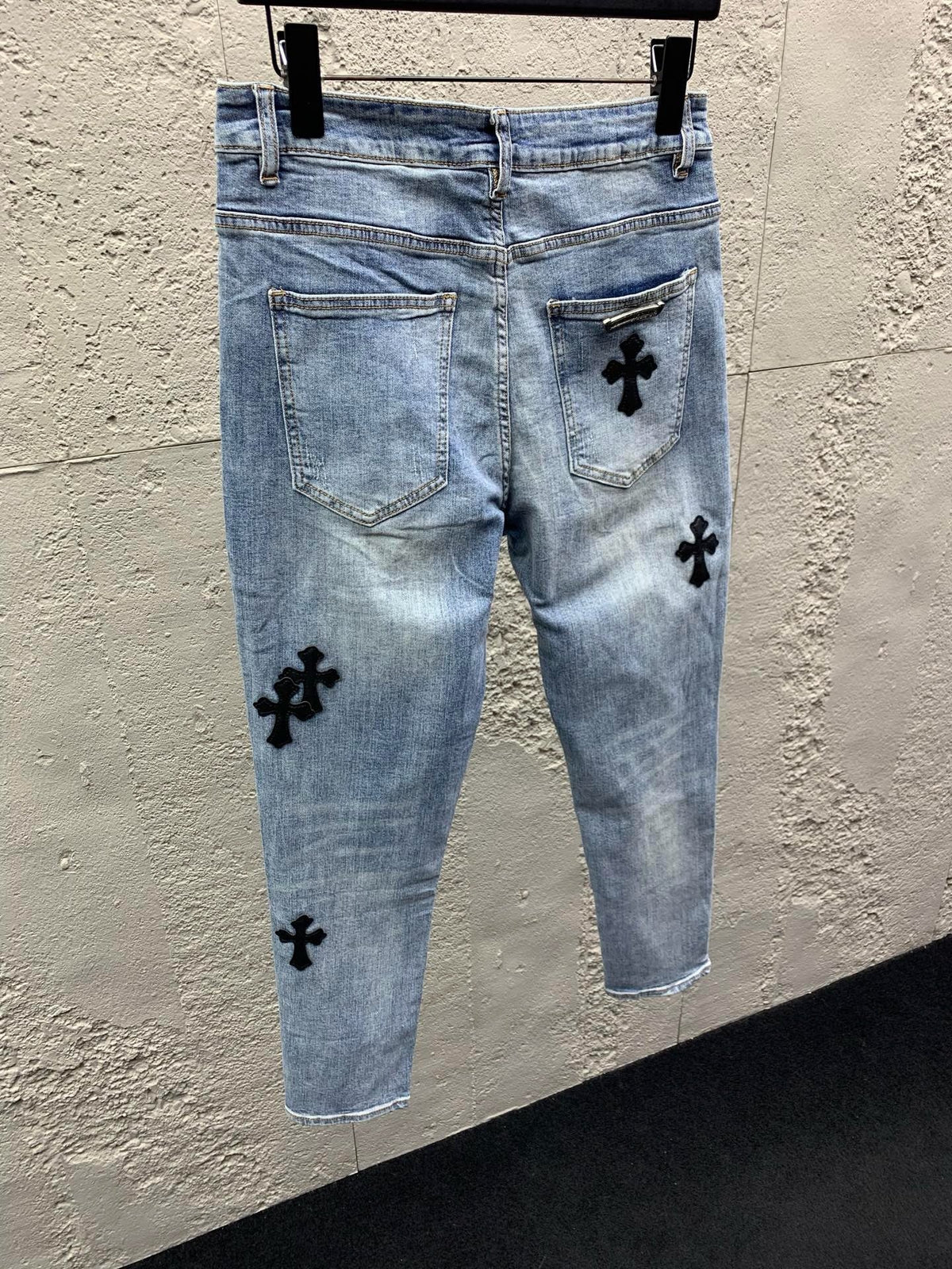 Blaue Jeans mit Kreuz-Flicken, gerade geschnitten – Herren