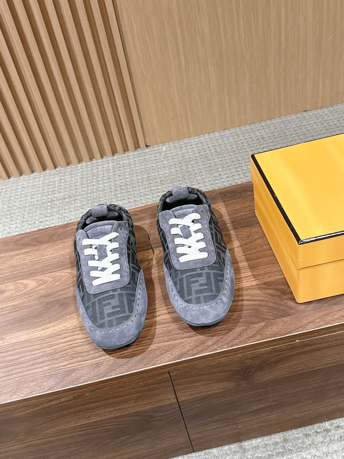Grauer Wildleder-Low-Top mit Logo-Band - Herren