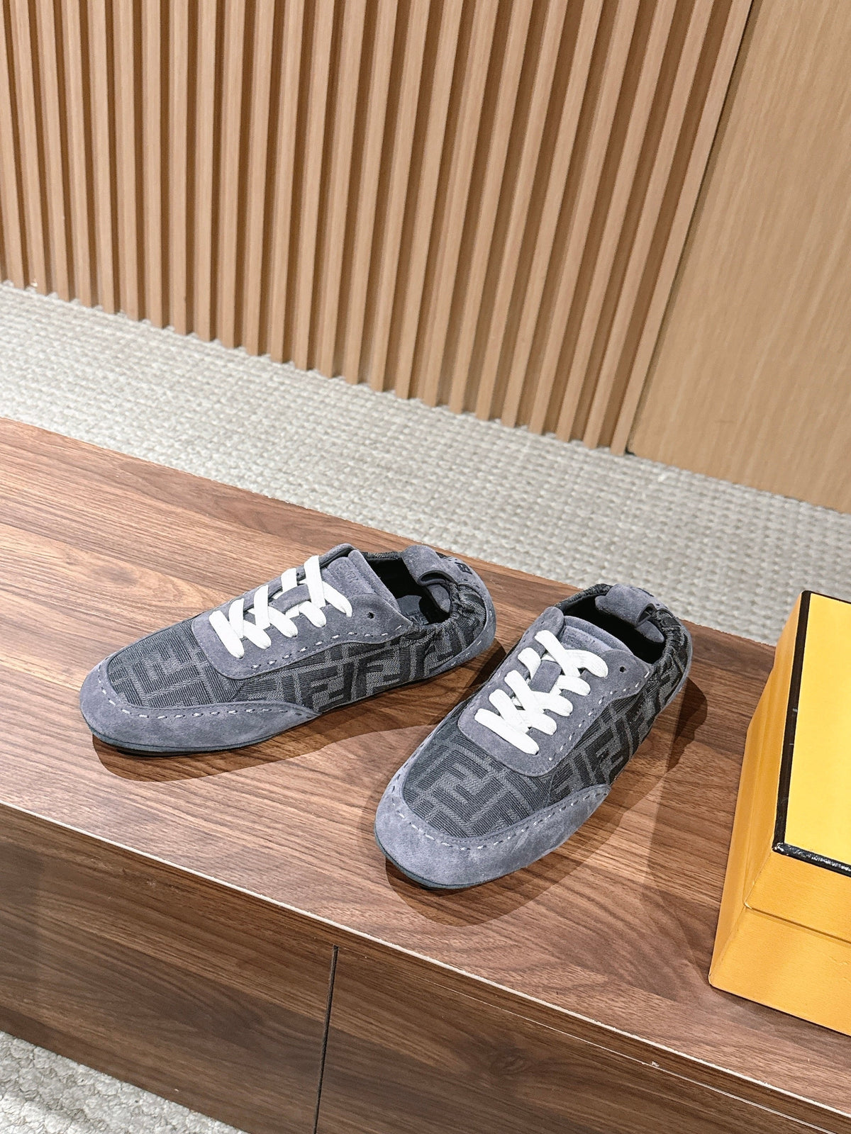 Grauer Wildleder-Low-Top mit Logo-Band - Herren