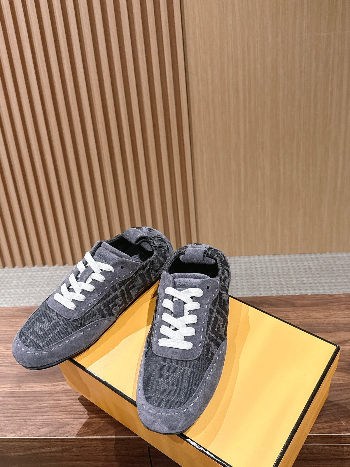 Grauer Wildleder-Low-Top mit Logo-Band - Herren