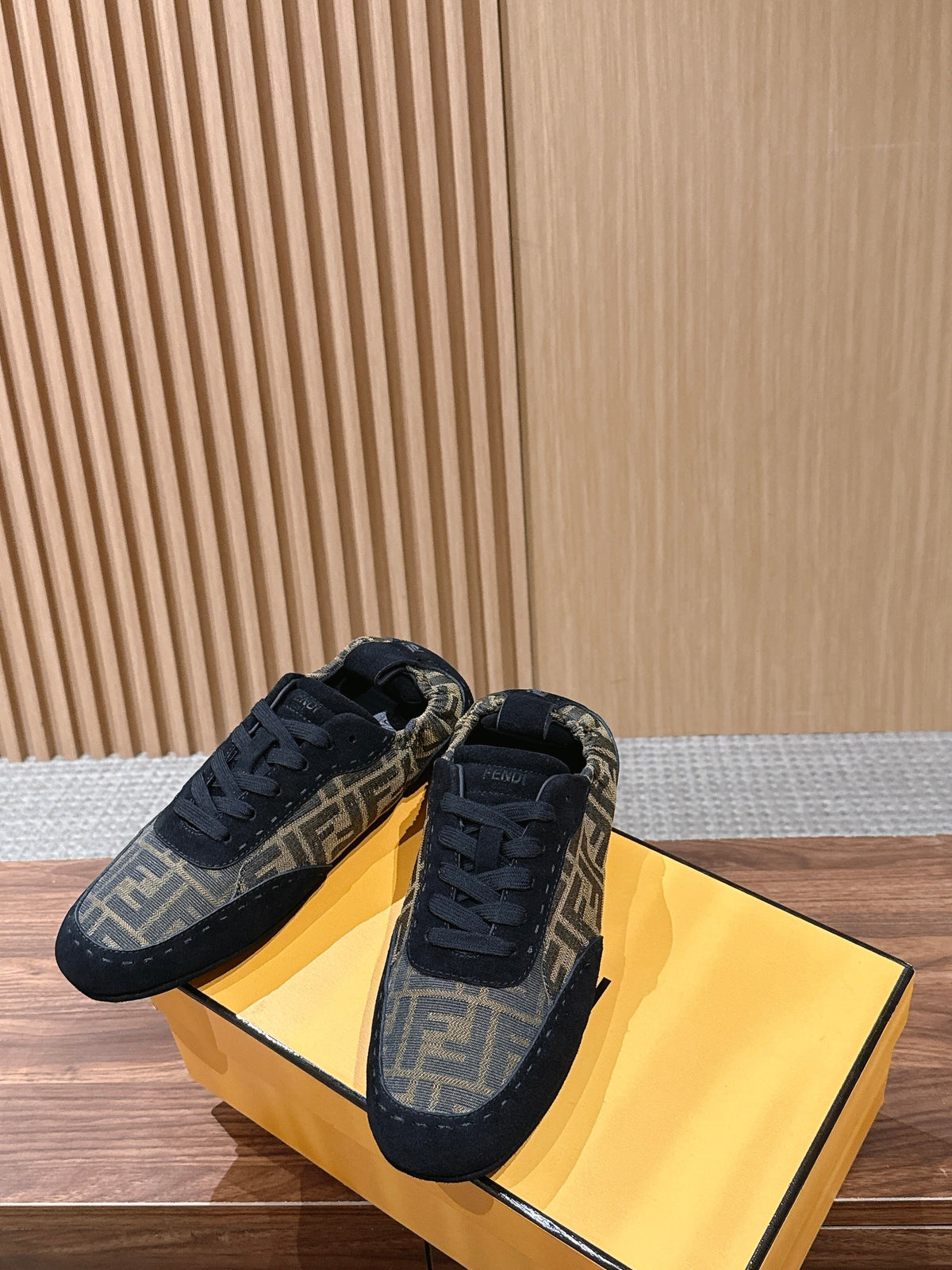 Grauer Wildleder-Low-Top mit Logo-Band - Herren