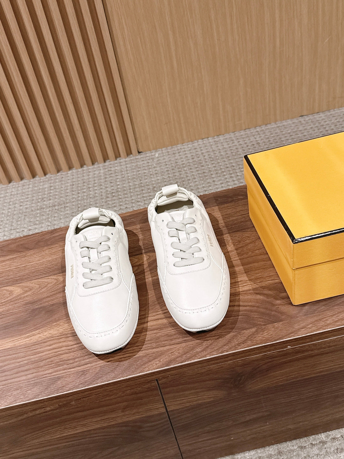 Cremefarbener Leder-Sneaker in Glattlederoptik – Herren
