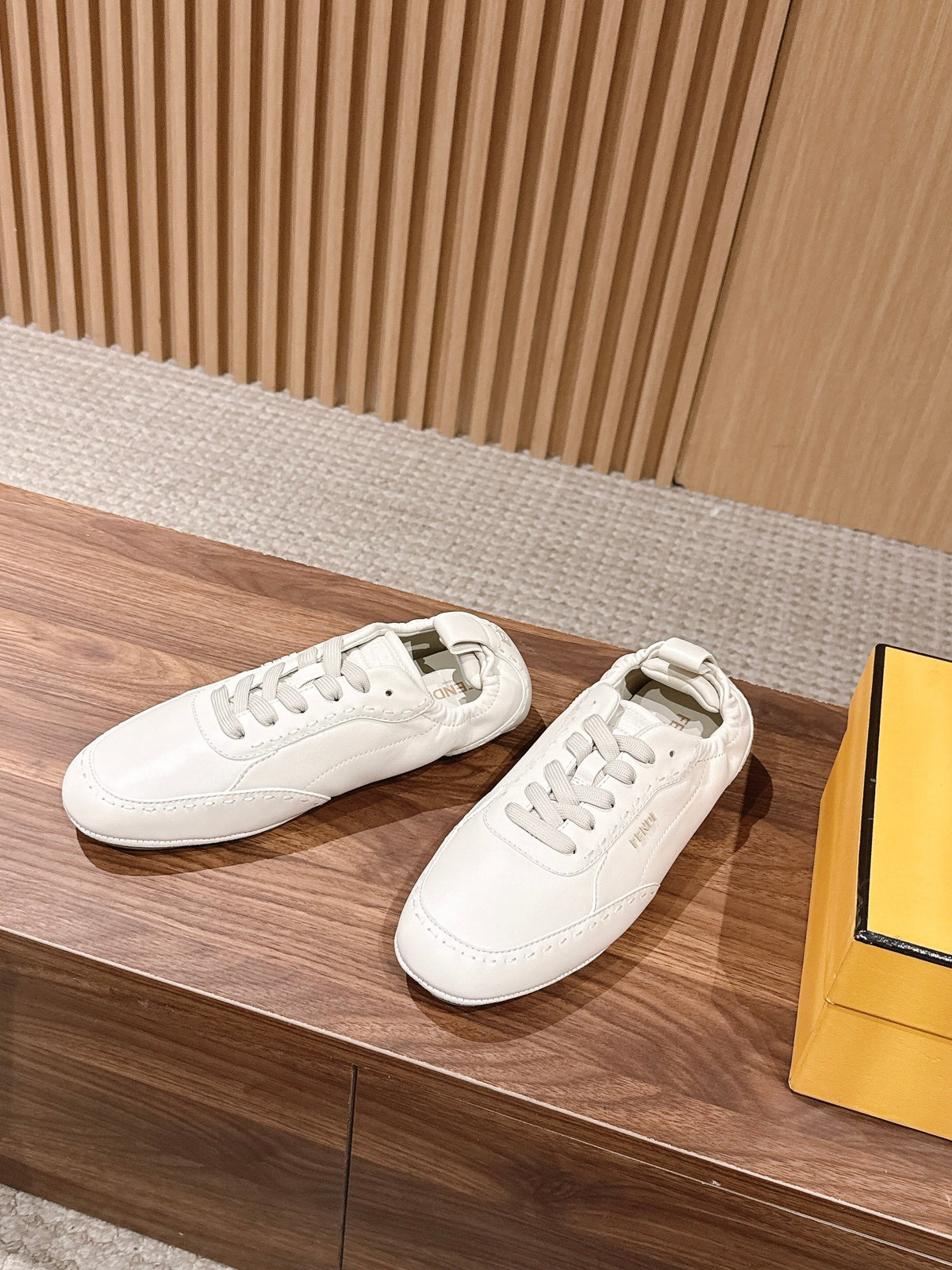 Cremefarbener Leder-Sneaker in Glattlederoptik – Herren