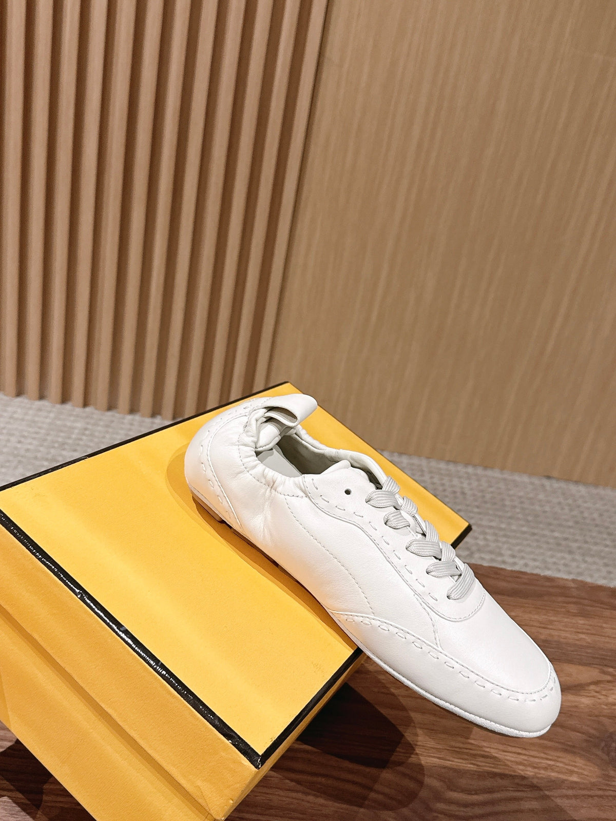 Cremefarbener Leder-Sneaker in Glattlederoptik – Herren