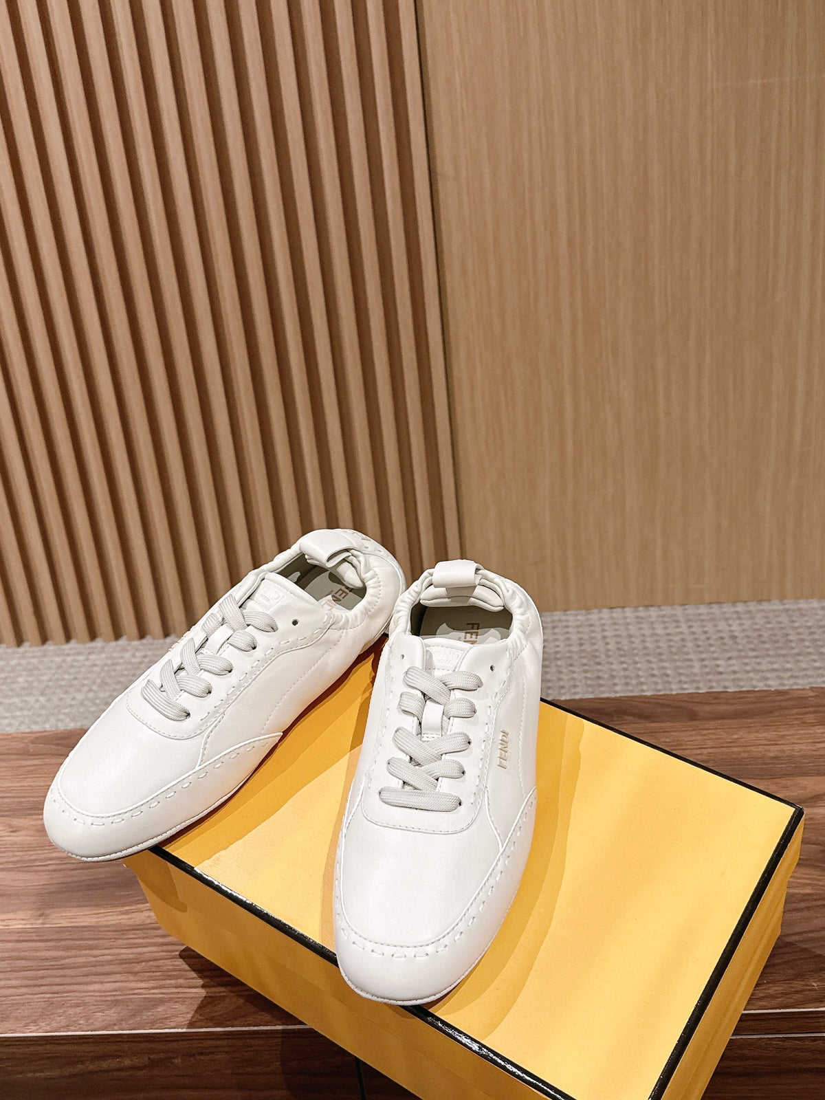 Cremefarbener Leder-Sneaker in Glattlederoptik – Herren