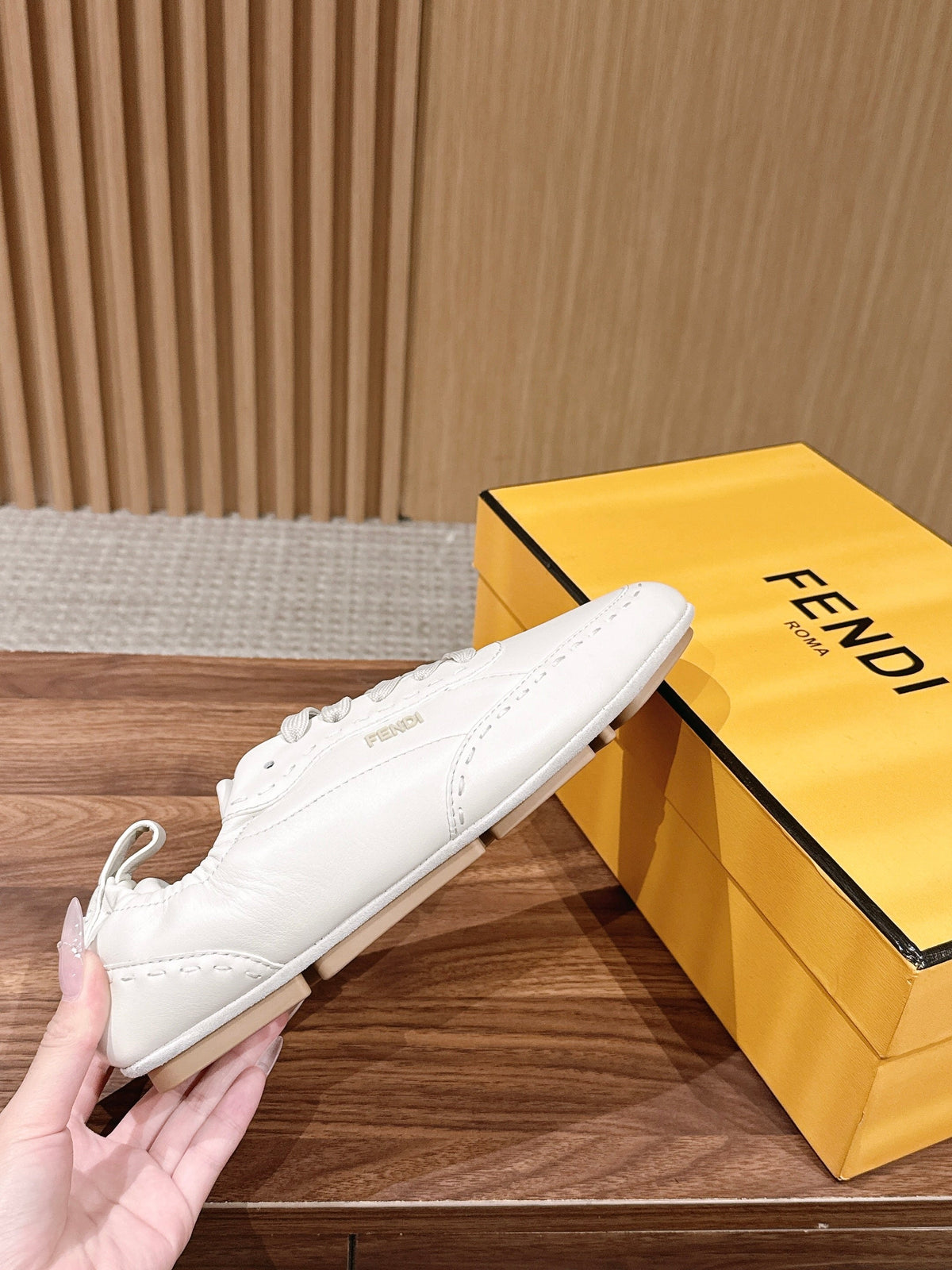 Cremefarbener Leder-Sneaker in Glattlederoptik – Herren