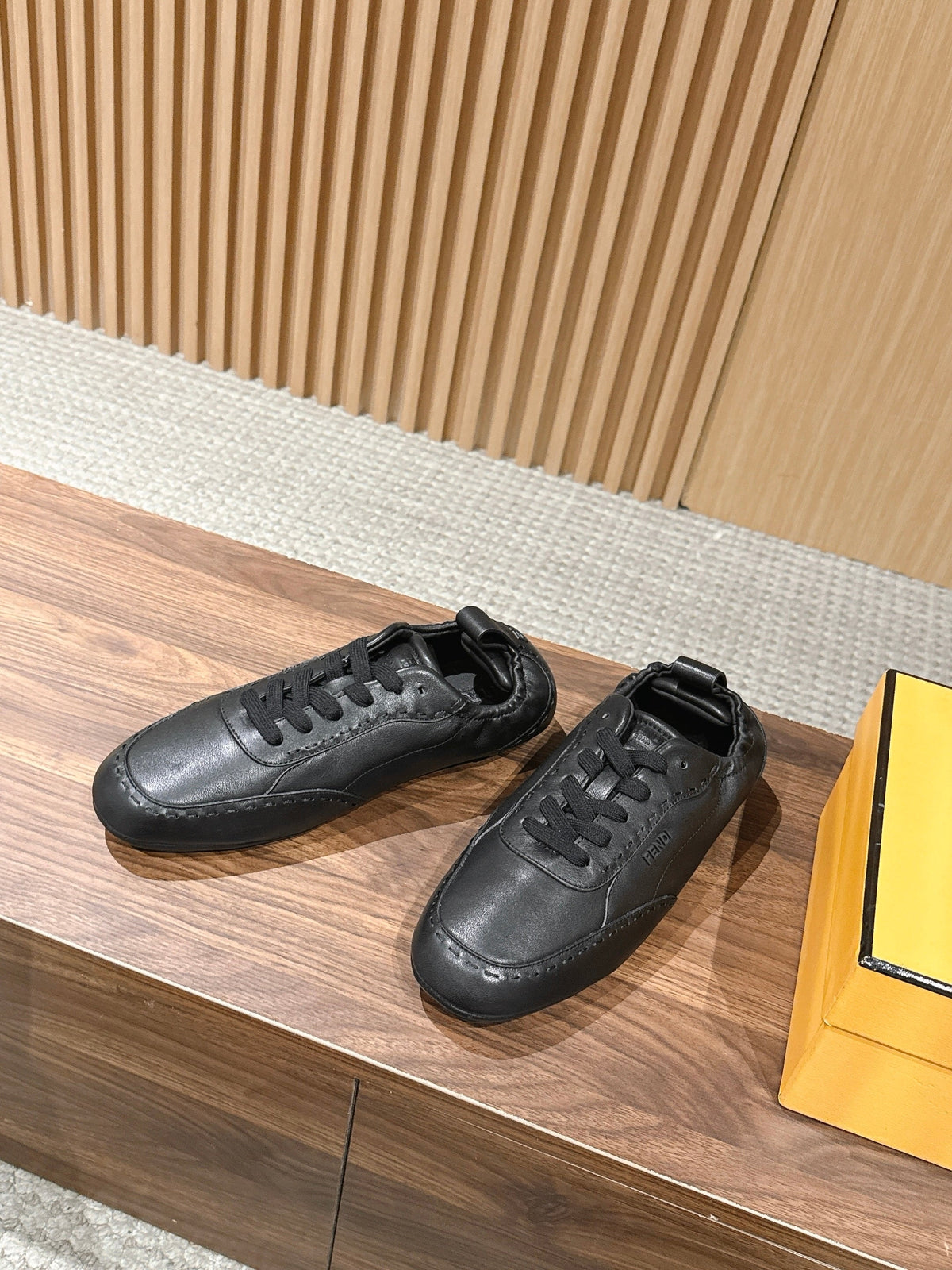 Cremefarbener Leder-Sneaker in Glattlederoptik – Herren
