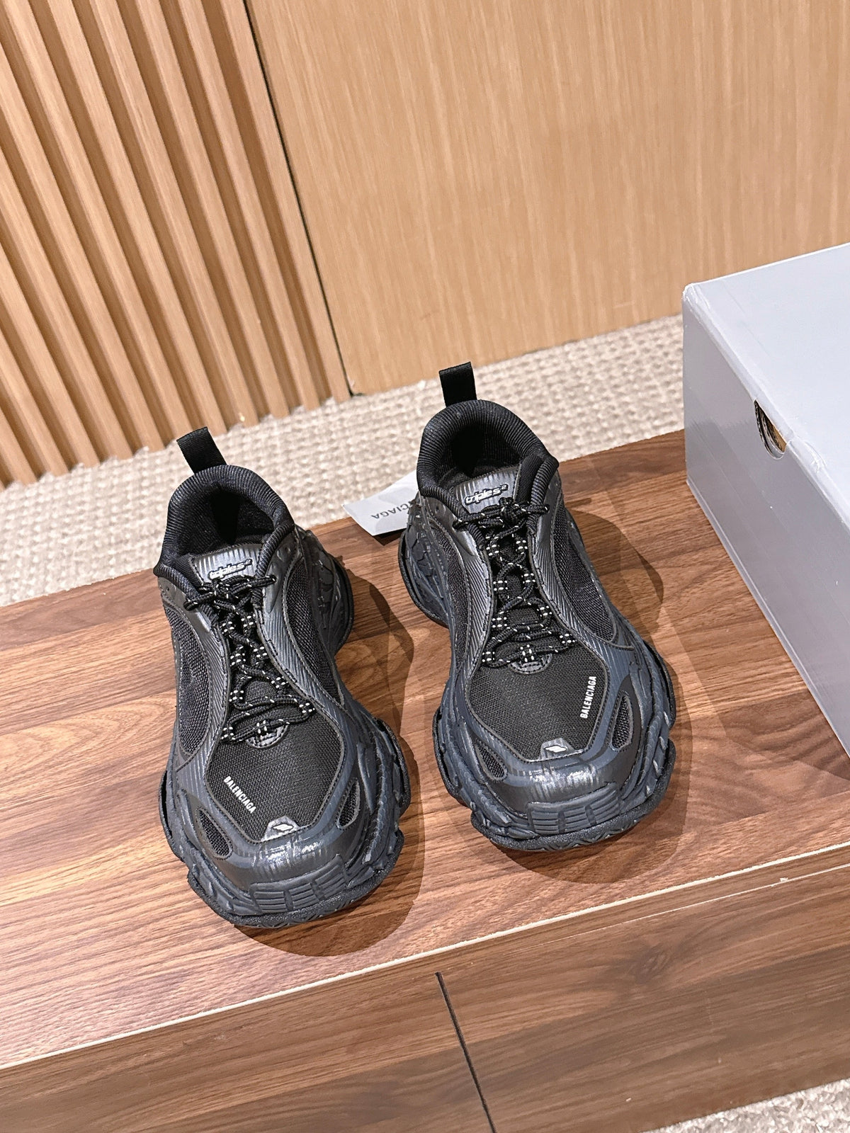 Schwarze Turnschuhe
