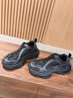 Schwarze Turnschuhe