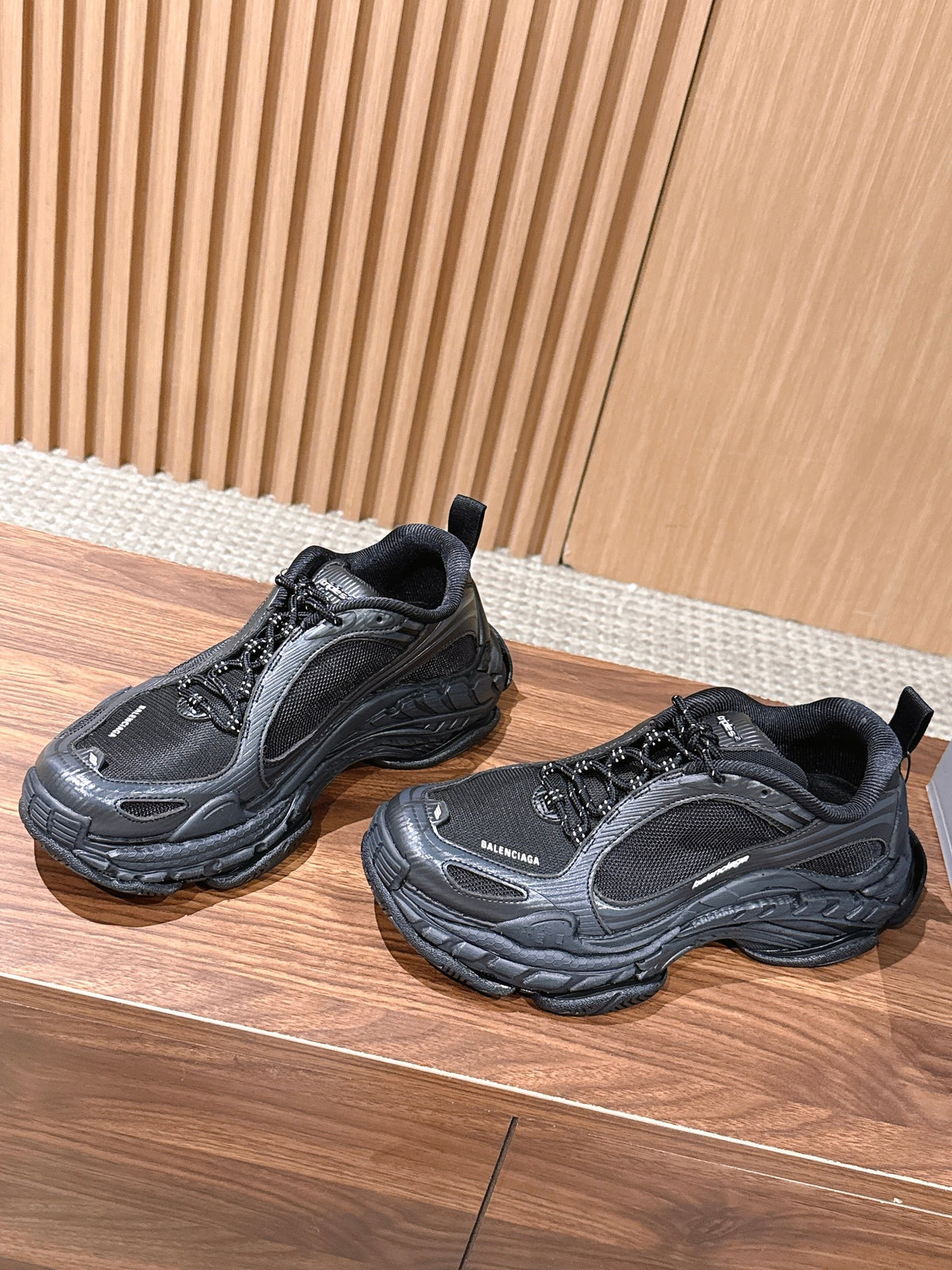 Schwarze Turnschuhe