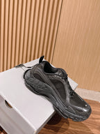 Schwarze Turnschuhe