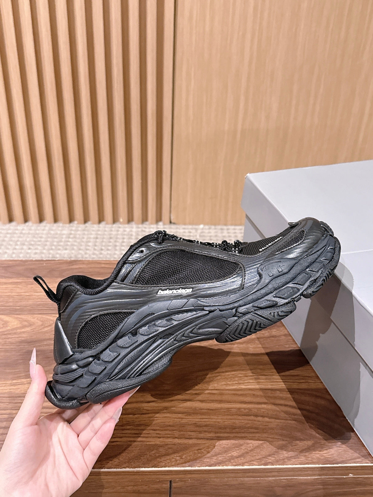 Schwarze Turnschuhe