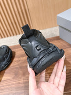 Schwarze Turnschuhe
