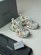Sneakers mit Blumen-Graffiti-Print