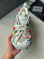 Sneakers mit Blumen-Graffiti-Print