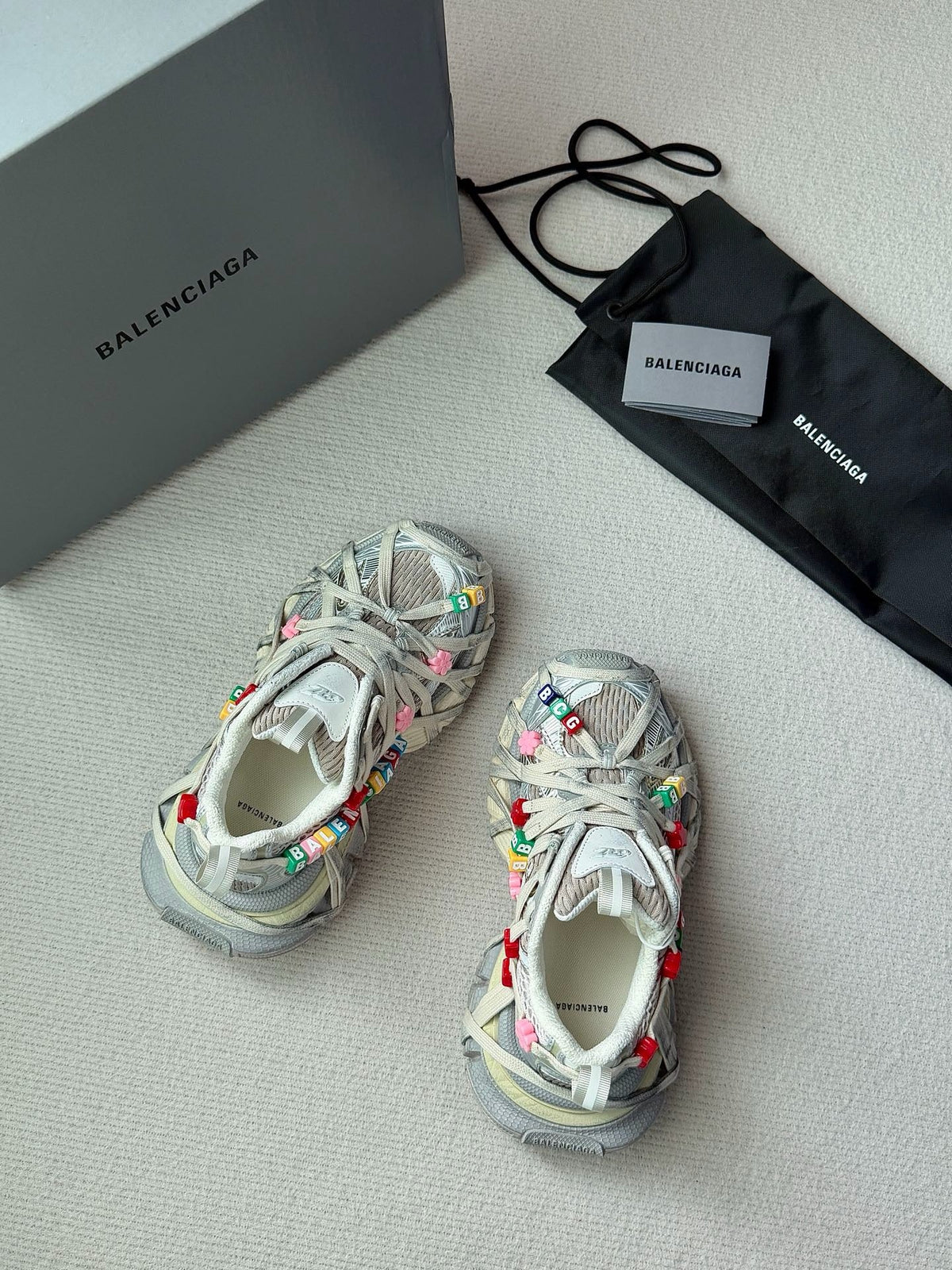 Sneakers mit Blumen-Graffiti-Print