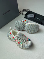 Sneakers mit Blumen-Graffiti-Print