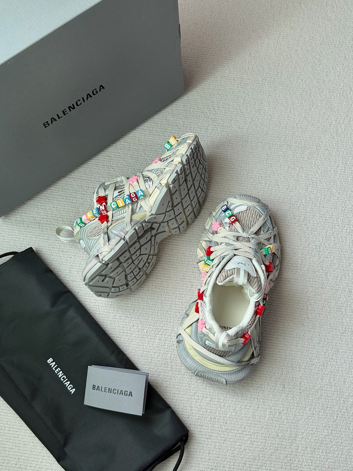Sneakers mit Blumen-Graffiti-Print