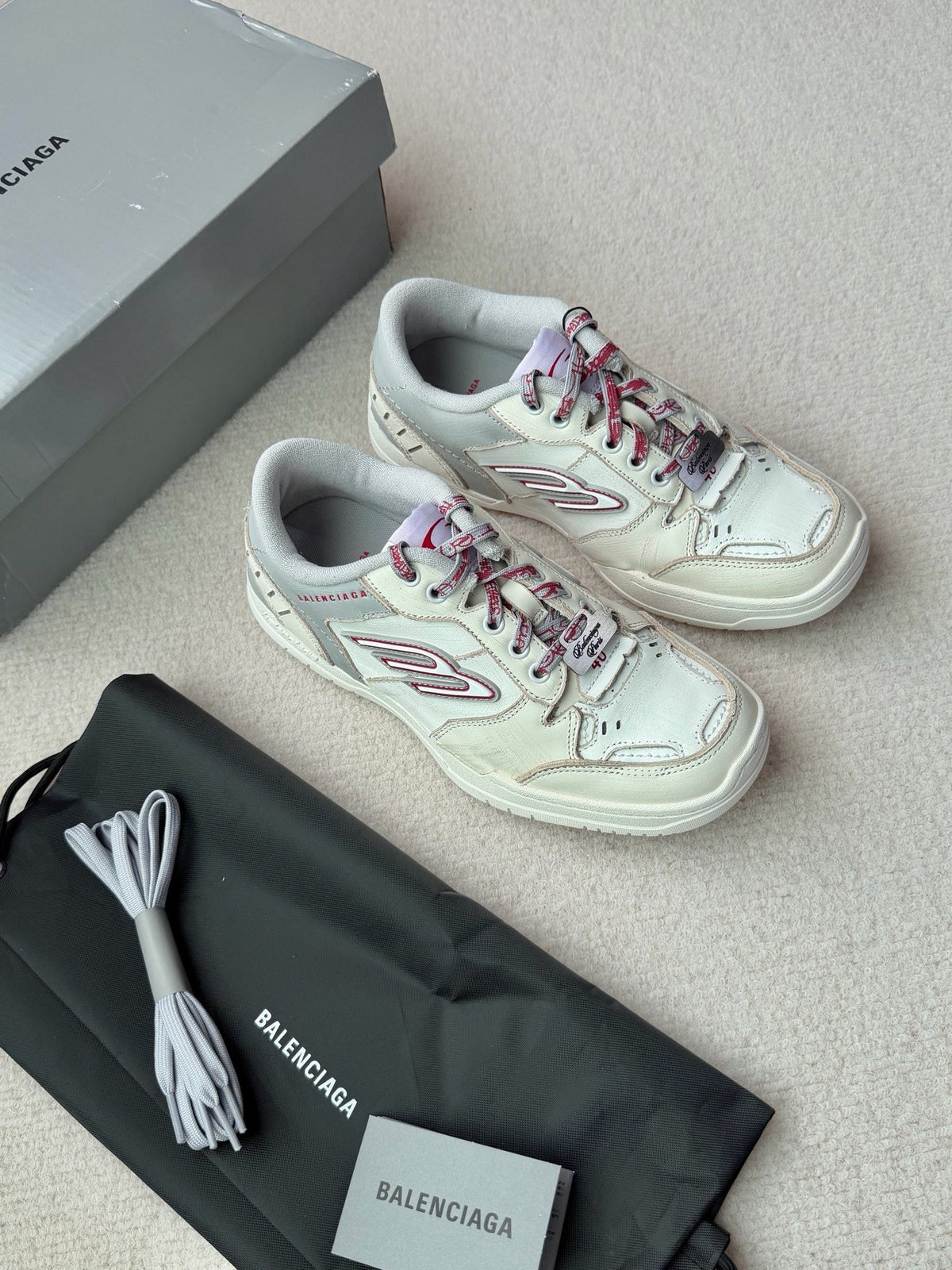 Sneaker mit Destroyed-Mesh in Weiß und Pink