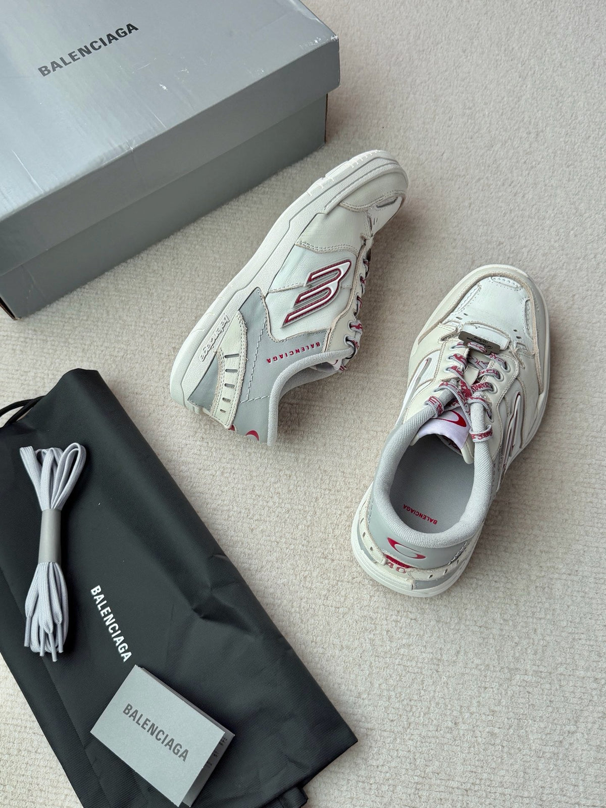 Sneaker mit Destroyed-Mesh in Weiß und Pink