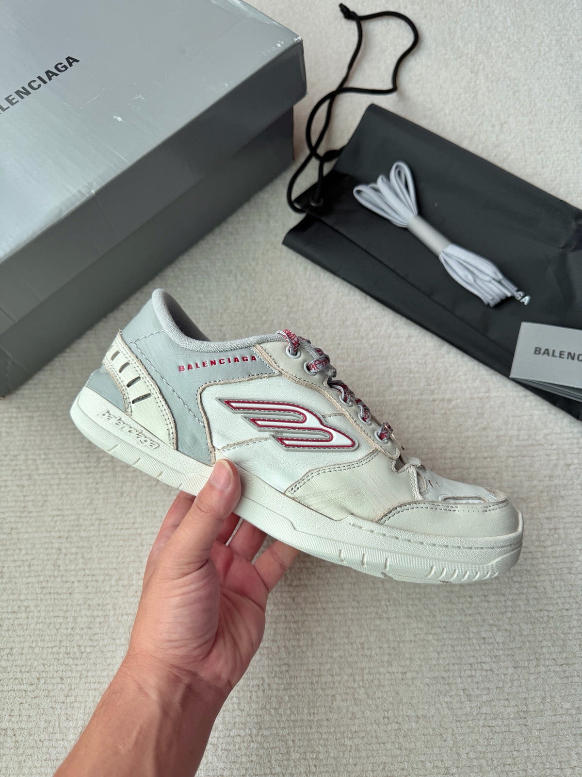 Sneaker mit Destroyed-Mesh in Weiß und Pink