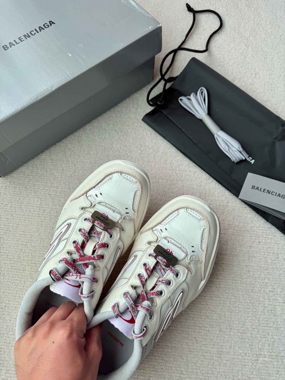 Sneaker mit Destroyed-Mesh in Weiß und Pink