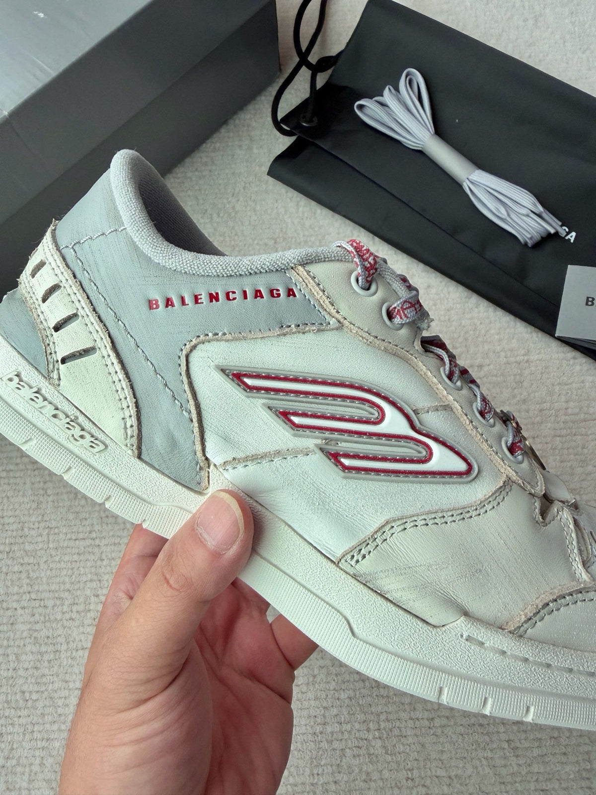 Sneaker mit Destroyed-Mesh in Weiß und Pink
