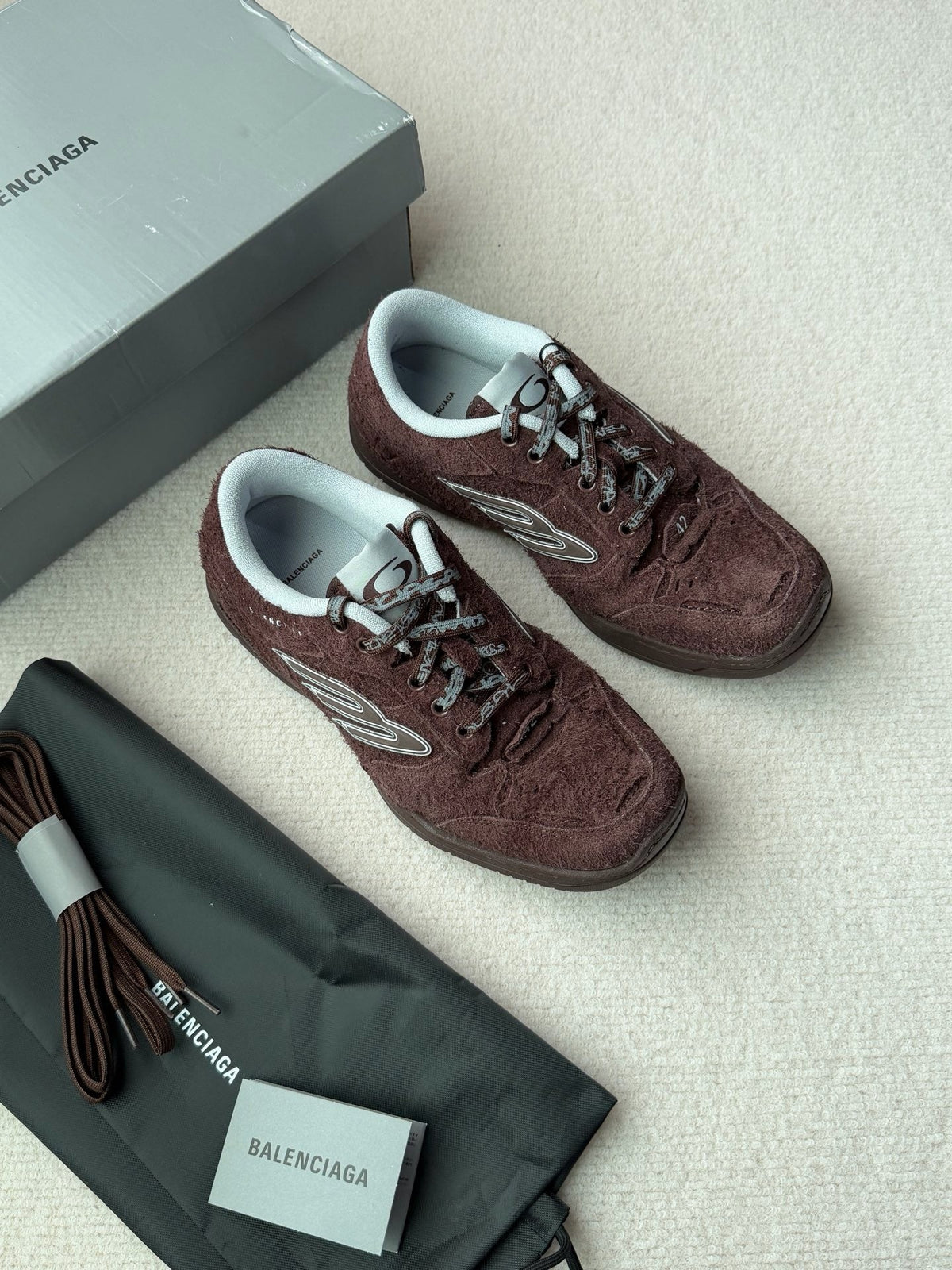 Sneaker mit Destroyed-Mesh in Weiß und Pink