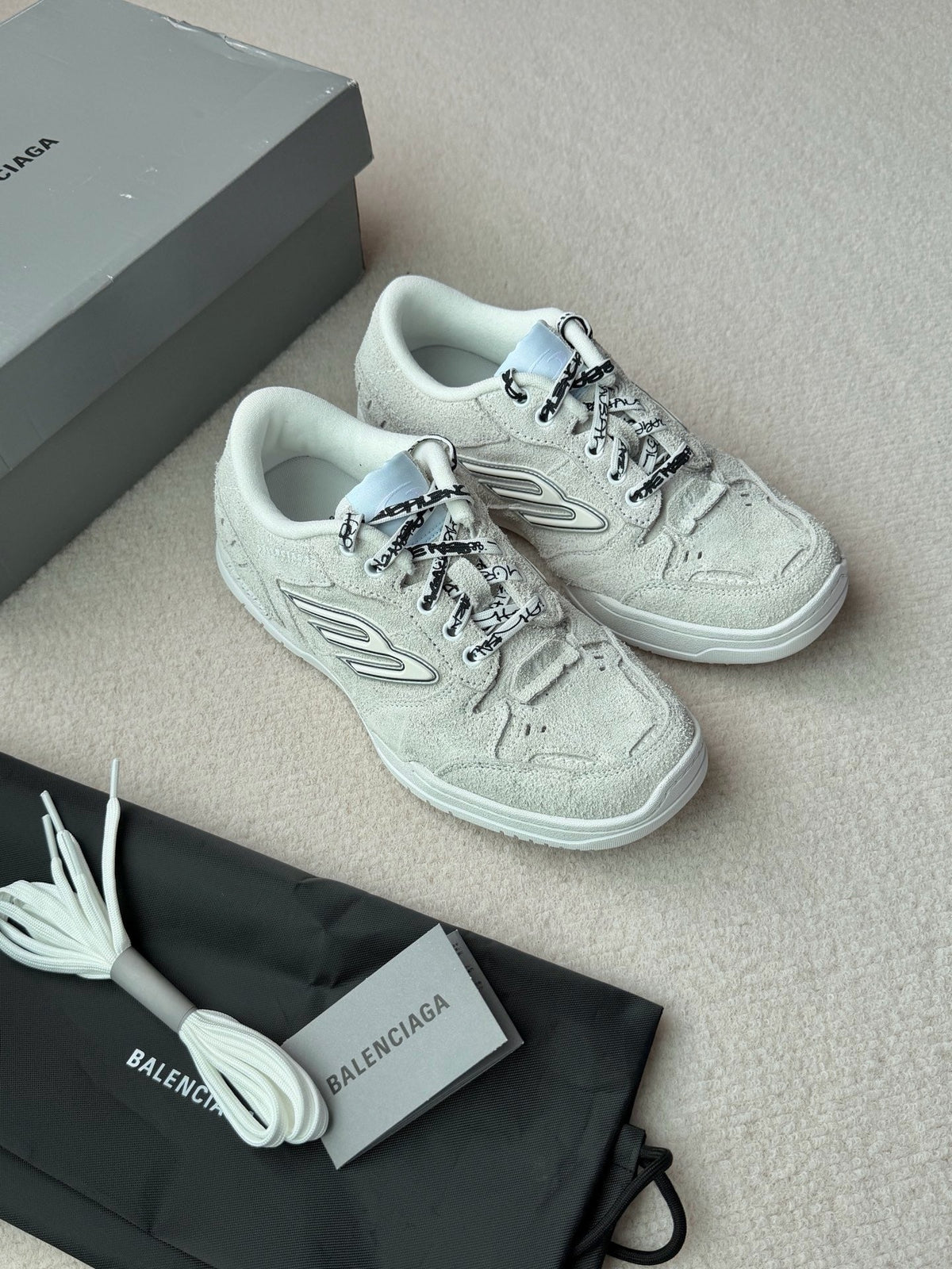 Sneaker mit Destroyed-Mesh in Weiß und Pink