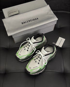 Sneaker mit Paneelen in Cremefarbe