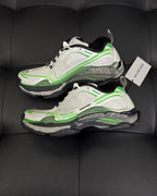 Sneaker mit Paneelen in Cremefarbe