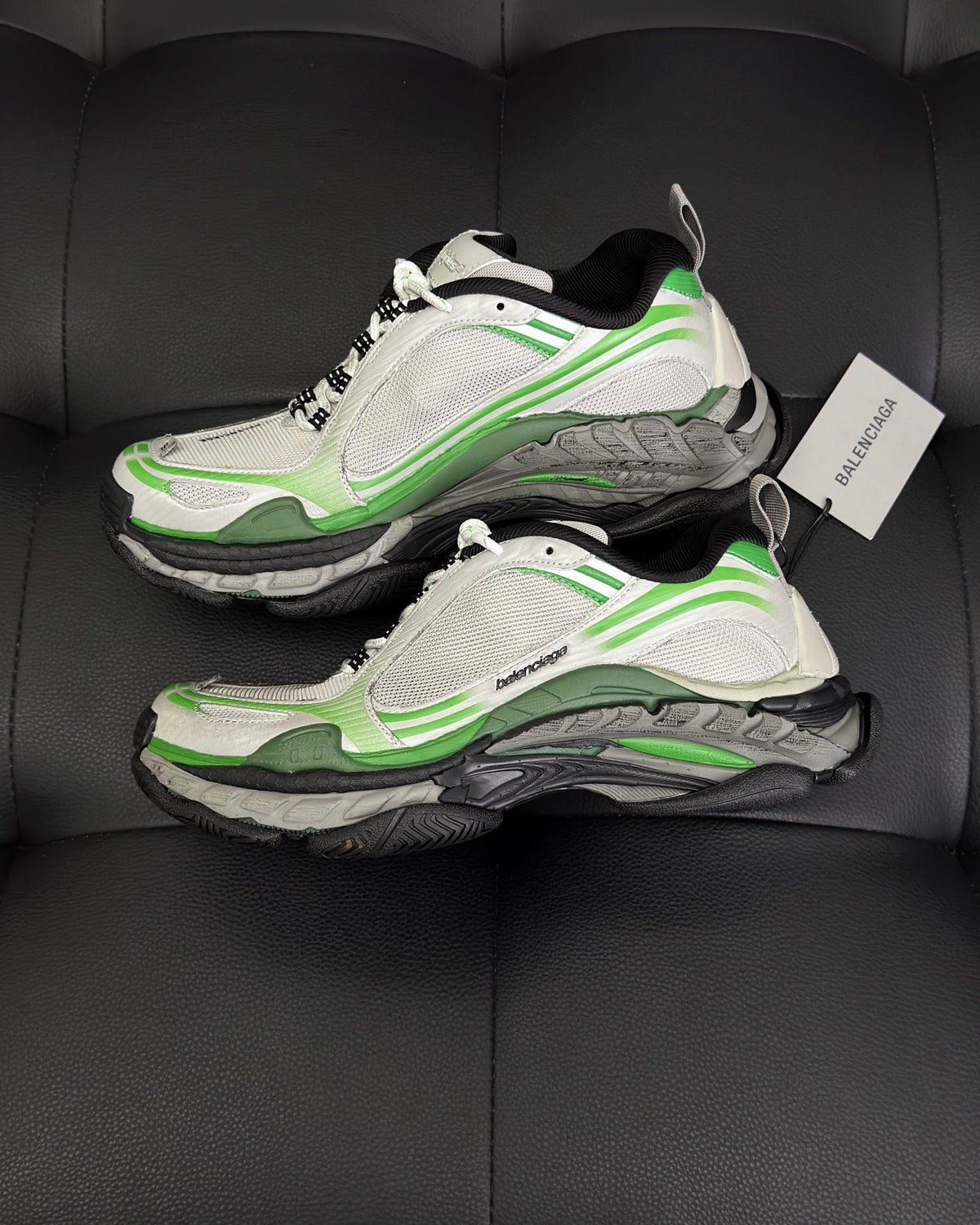 Sneaker mit Paneelen in Cremefarbe