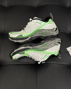 Sneaker mit Paneelen in Cremefarbe