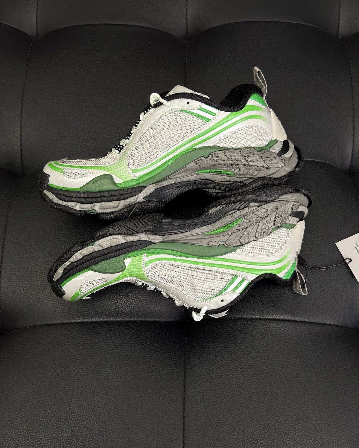 Sneaker mit Paneelen in Cremefarbe