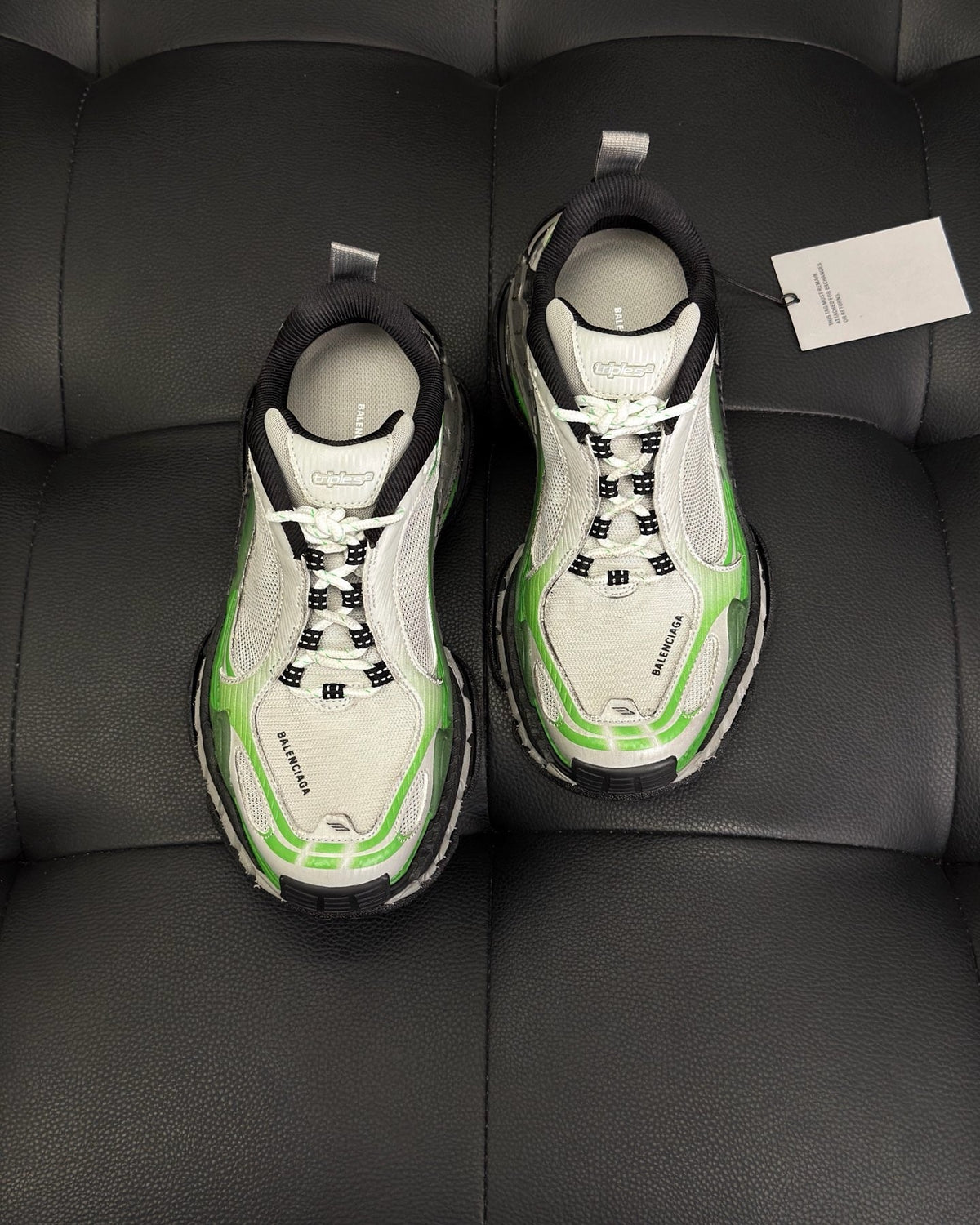 Sneaker mit Paneelen in Cremefarbe