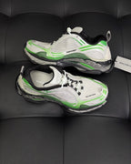 Sneaker mit Paneelen in Cremefarbe
