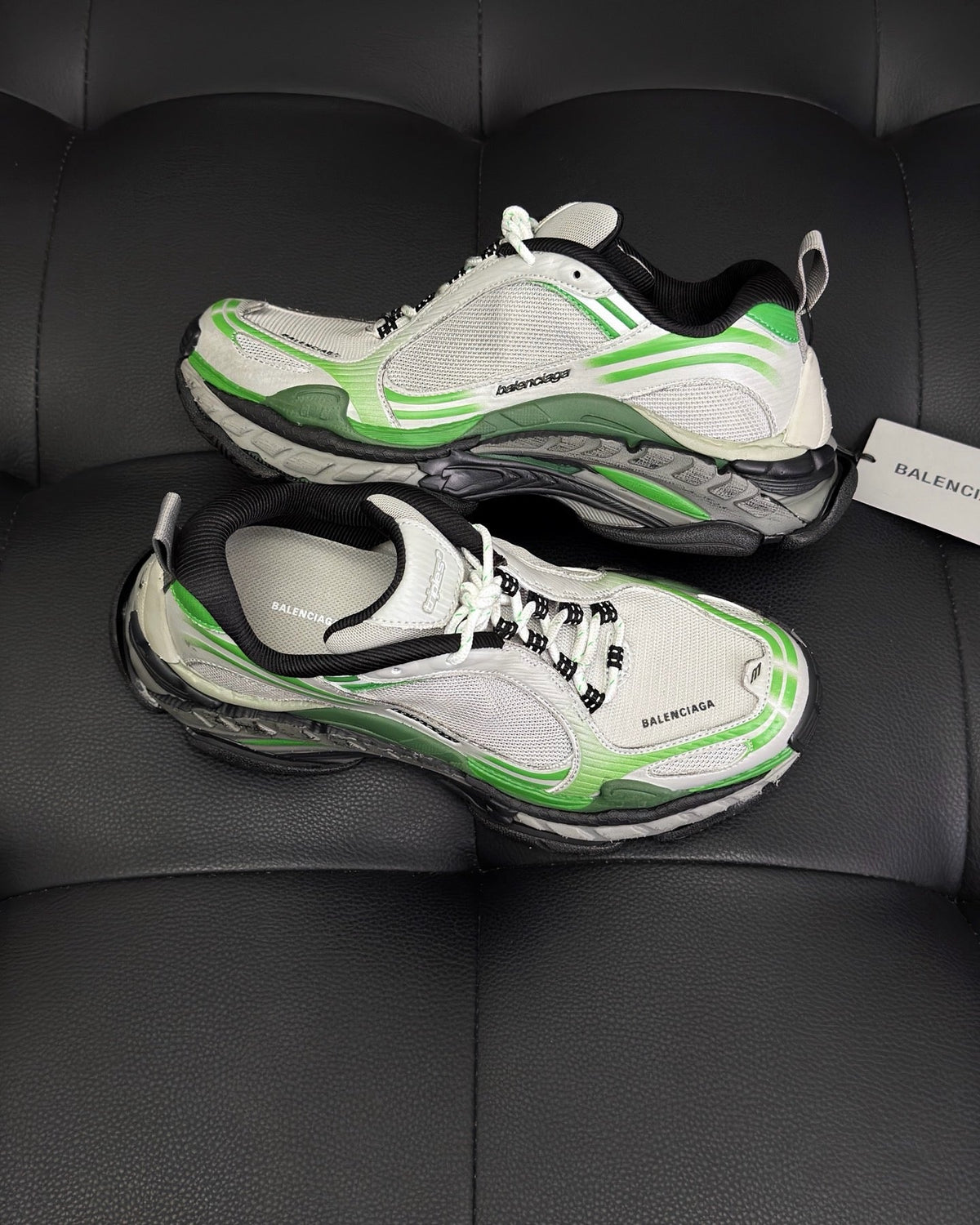 Sneaker mit Paneelen in Cremefarbe