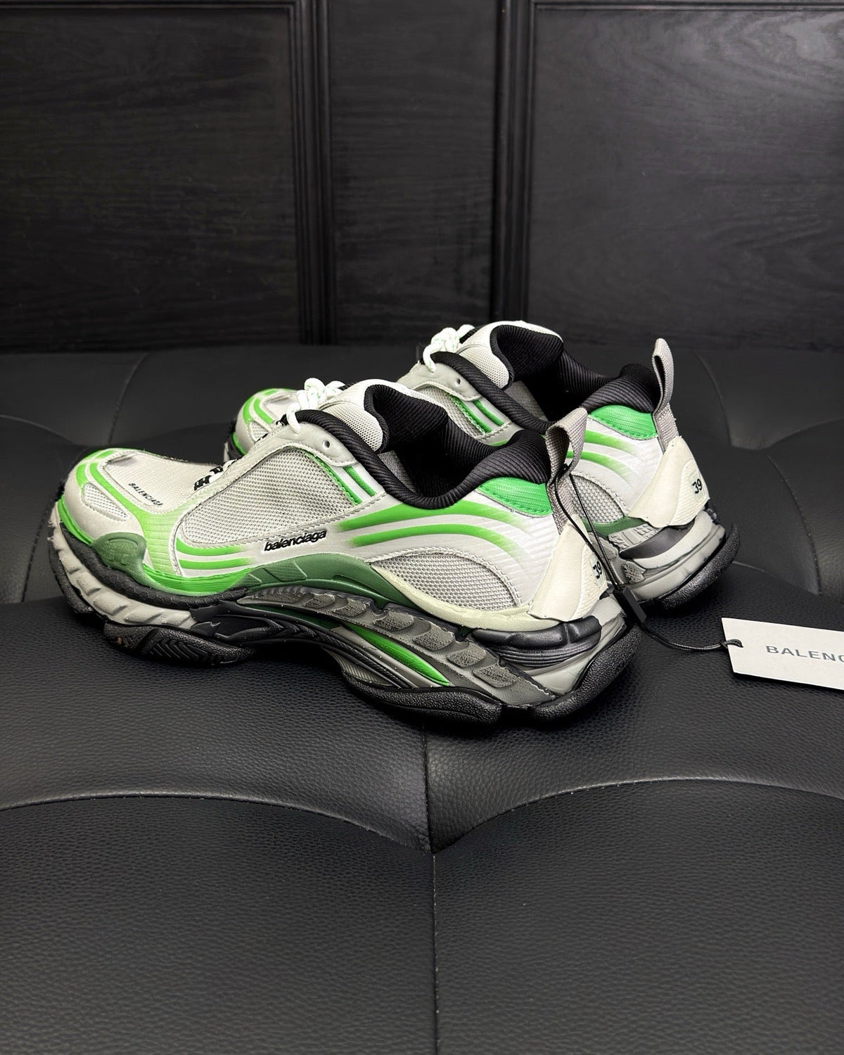 Sneaker mit Paneelen in Cremefarbe