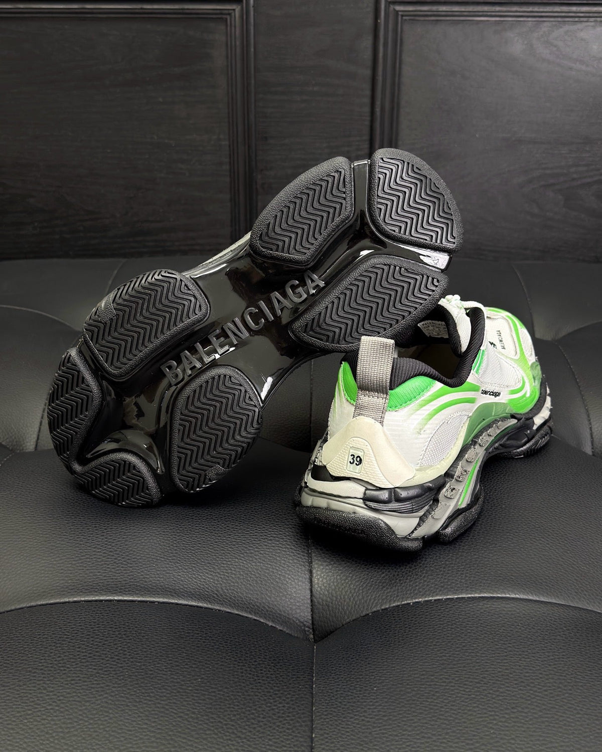 Sneaker mit Paneelen in Cremefarbe