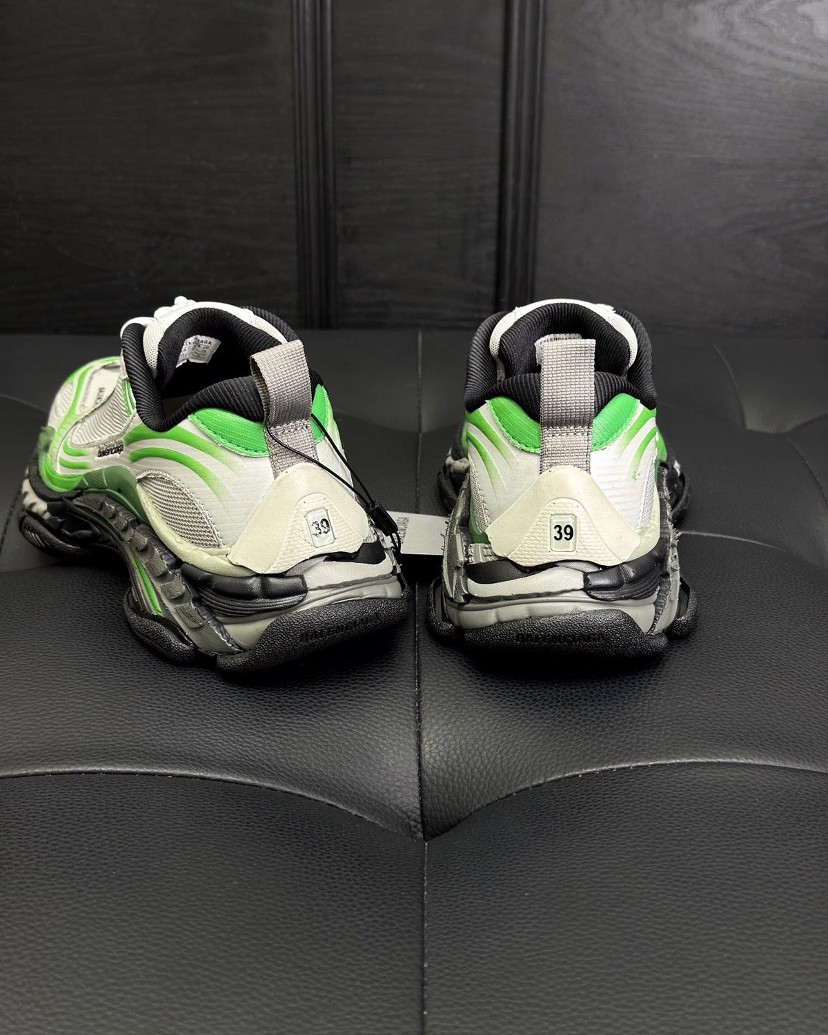 Sneaker mit Paneelen in Cremefarbe