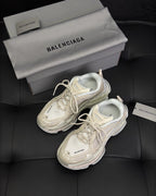 Sneaker mit Paneelen in Cremefarbe