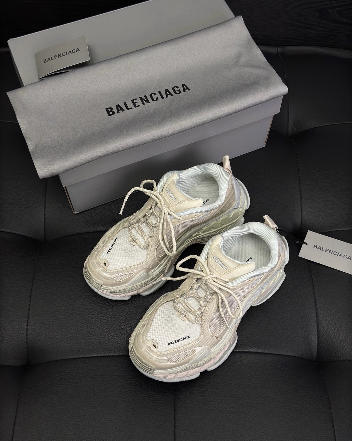 Sneaker mit Paneelen in Cremefarbe
