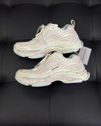 Sneaker mit Paneelen in Cremefarbe