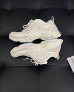 Sneaker mit Paneelen in Cremefarbe