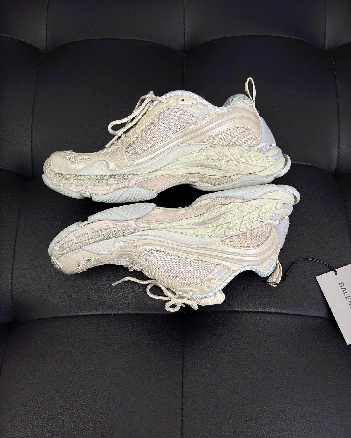 Sneaker mit Paneelen in Cremefarbe
