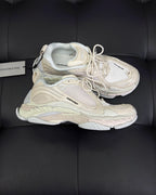 Sneaker mit Paneelen in Cremefarbe