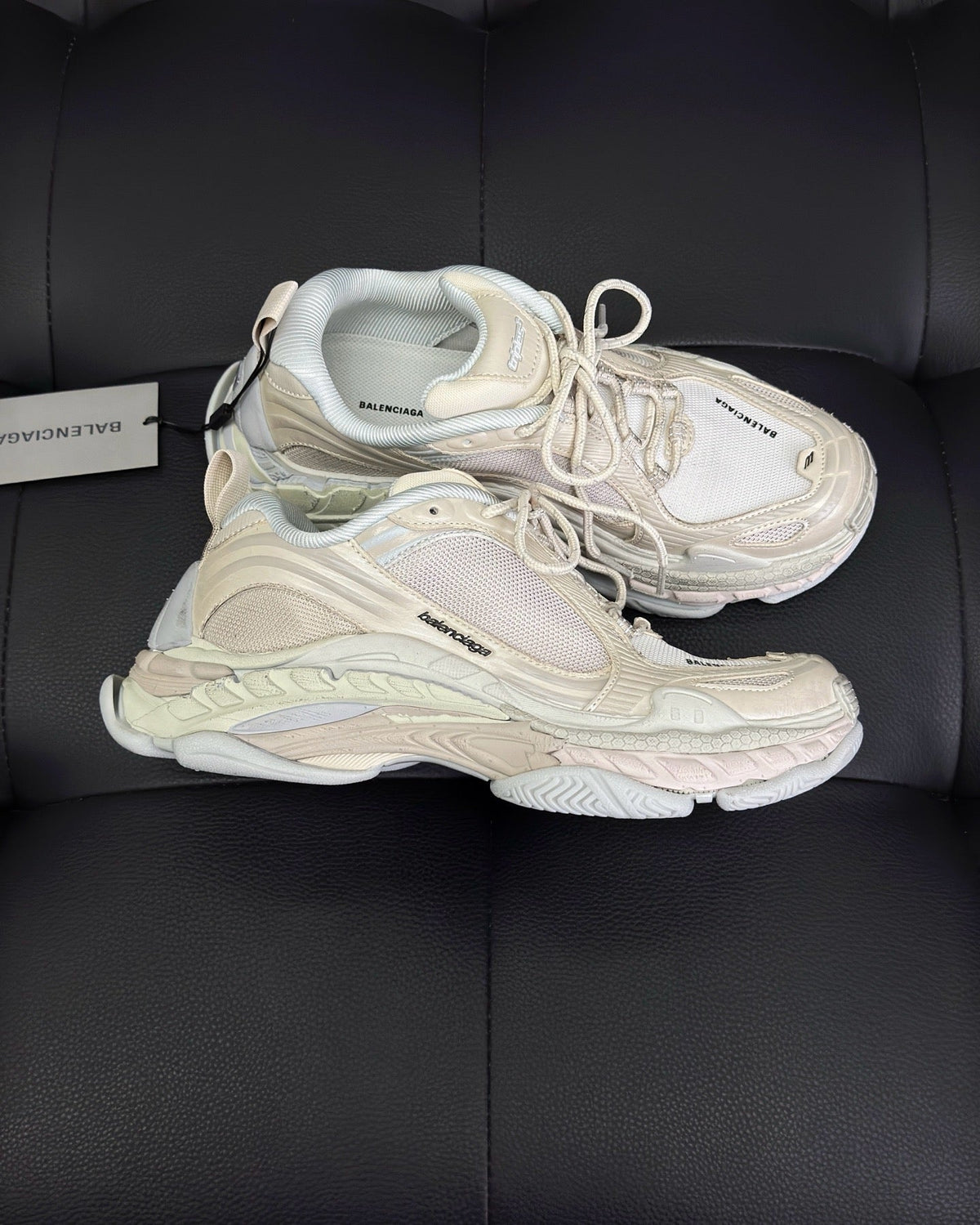 Sneaker mit Paneelen in Cremefarbe