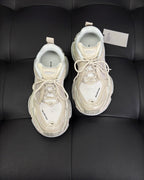 Sneaker mit Paneelen in Cremefarbe