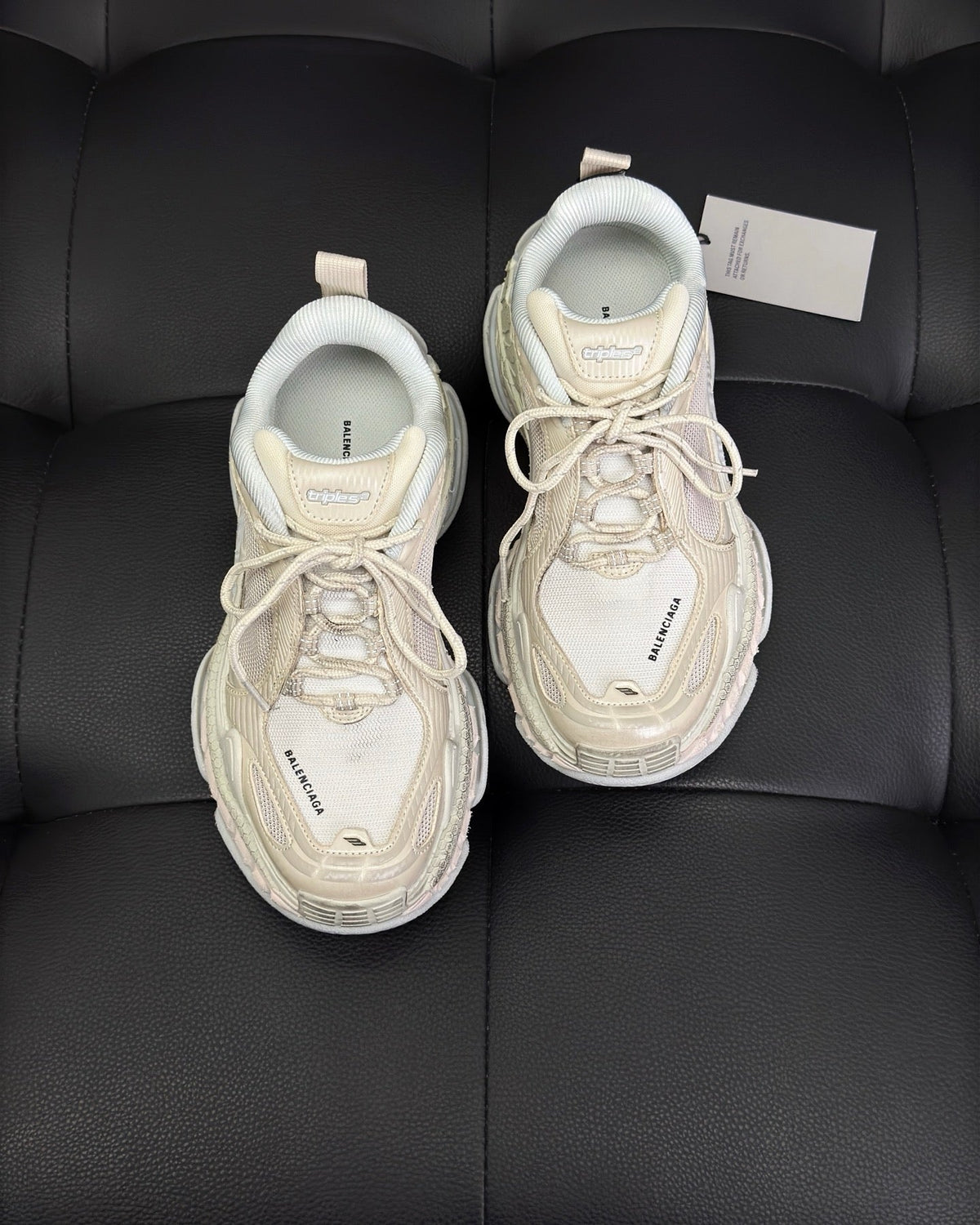 Sneaker mit Paneelen in Cremefarbe